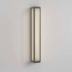 ASTRO BOSTON 600 is an elegant wall lamp in the shape of a cuboid