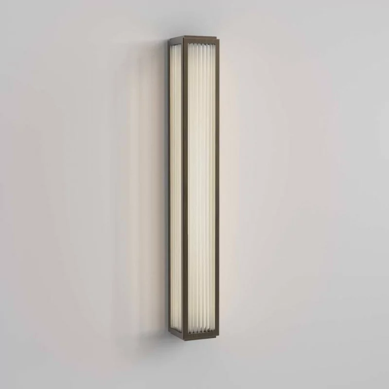 ASTRO BOSTON 600 is an elegant wall lamp in the shape of a cuboid