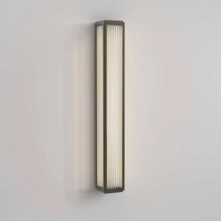 ASTRO BOSTON 600 is an elegant wall lamp in the shape of a cuboid