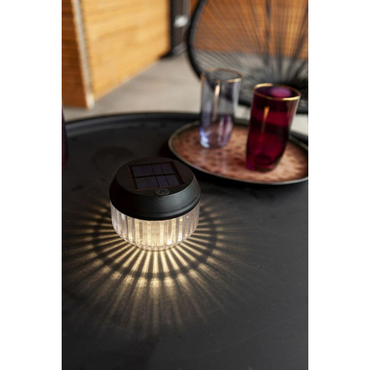 Lampy DIVA LED Solar &ndash; magiczne światło na stole ogrodowym