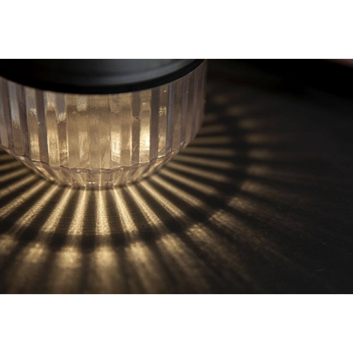 Lampy DIVA LED Solar &ndash; magiczne światło na stole ogrodowym