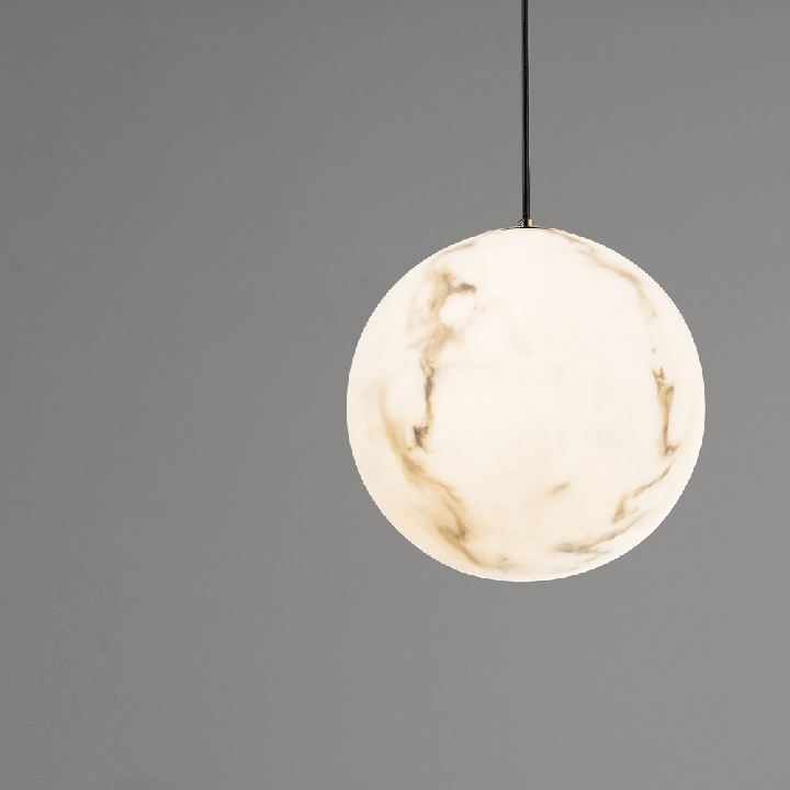 LUCES SERITA lampa wisząca E27 kula z alabastru w złotym wykończeniu