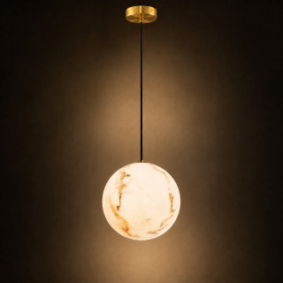 LUCES SERITA lampa wisząca E27 kula z alabastru w złotym wykończeniu