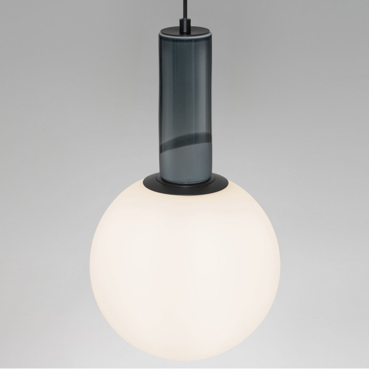 LUCES SPAZIO lampa wisząca z opalową kulą 25cm i detalem z porcelany