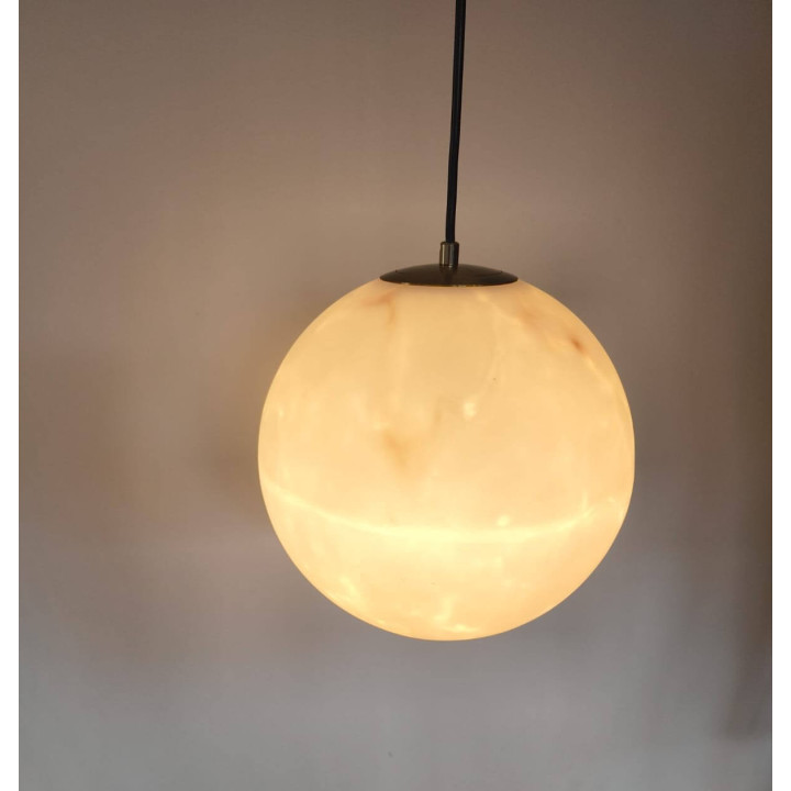 LUCES SERITA lampa wisząca E27 kula z alabastru w złotym wykończeniu