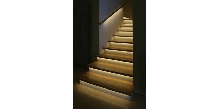 Illuminated handrail or balustrade