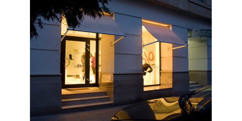 Lighting for shop and exhibition windows
