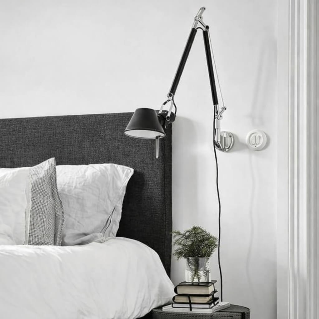 czarny kinkiet regulowany z wtyczką w sypialni