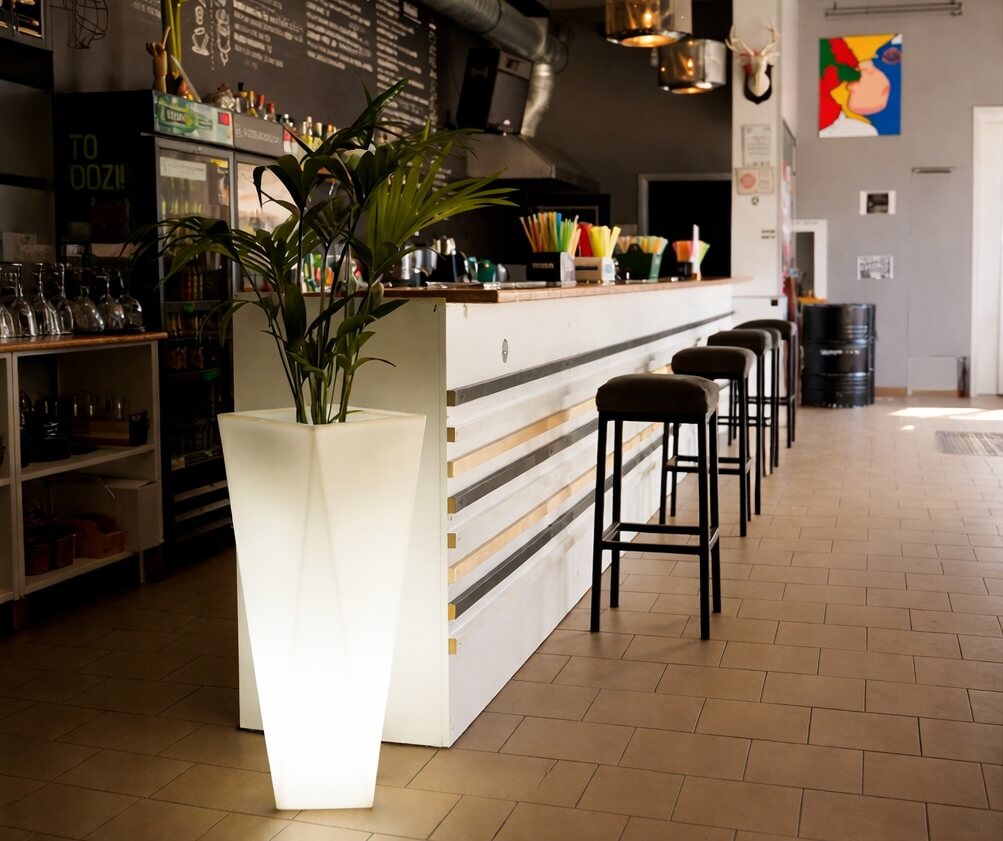 wysoka świecąca donica