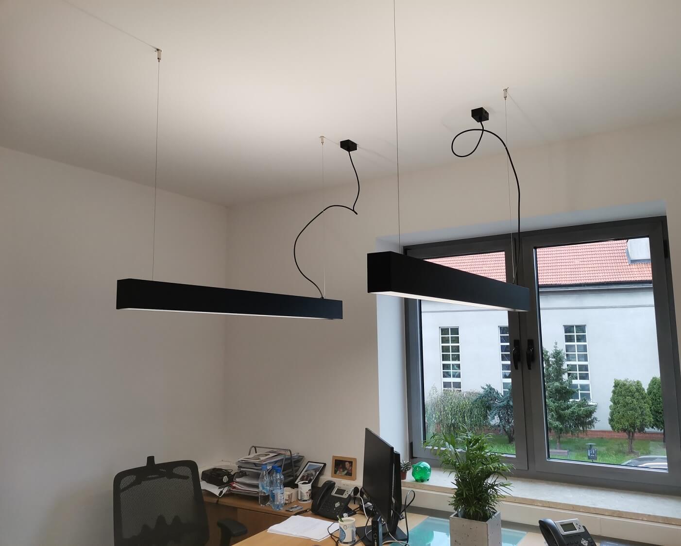 podłużna lampa wisząca nad biurko