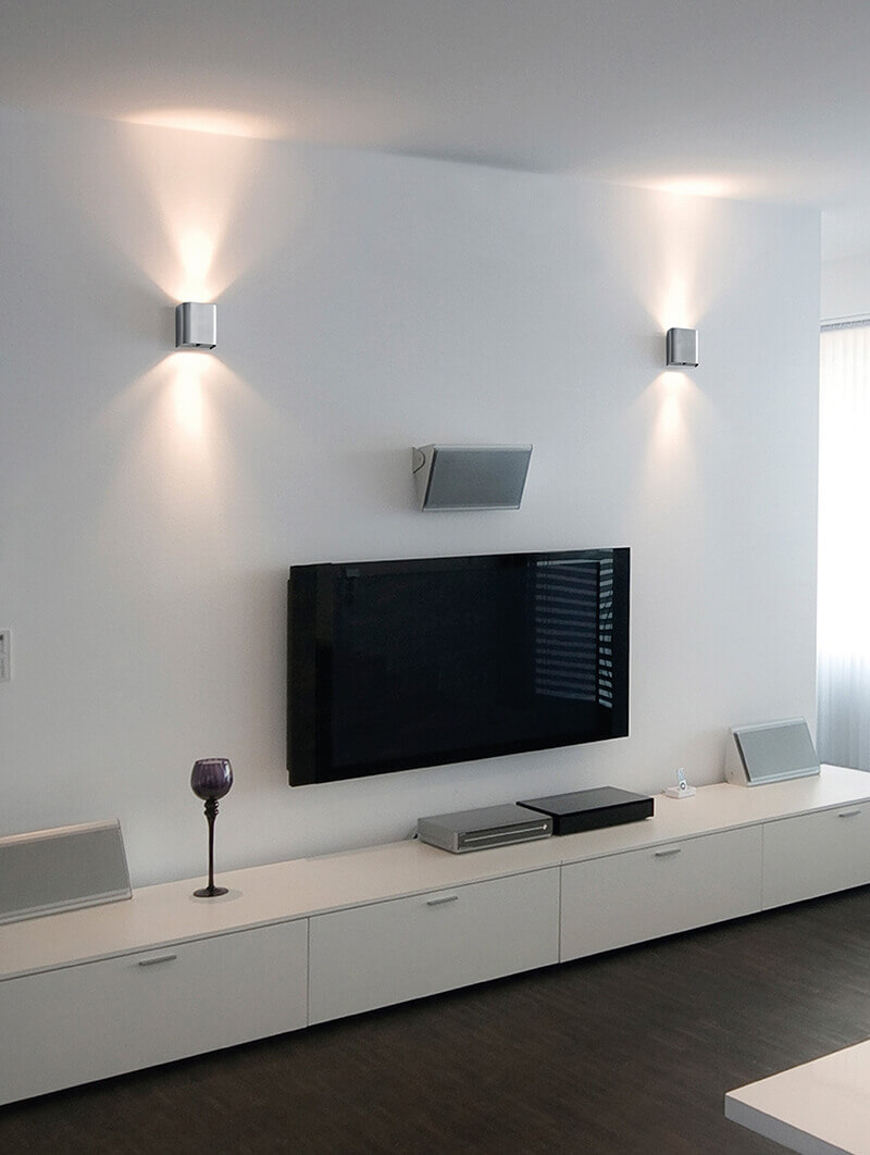 kinkiety up down LED w salonie – efekt światła na ścianie