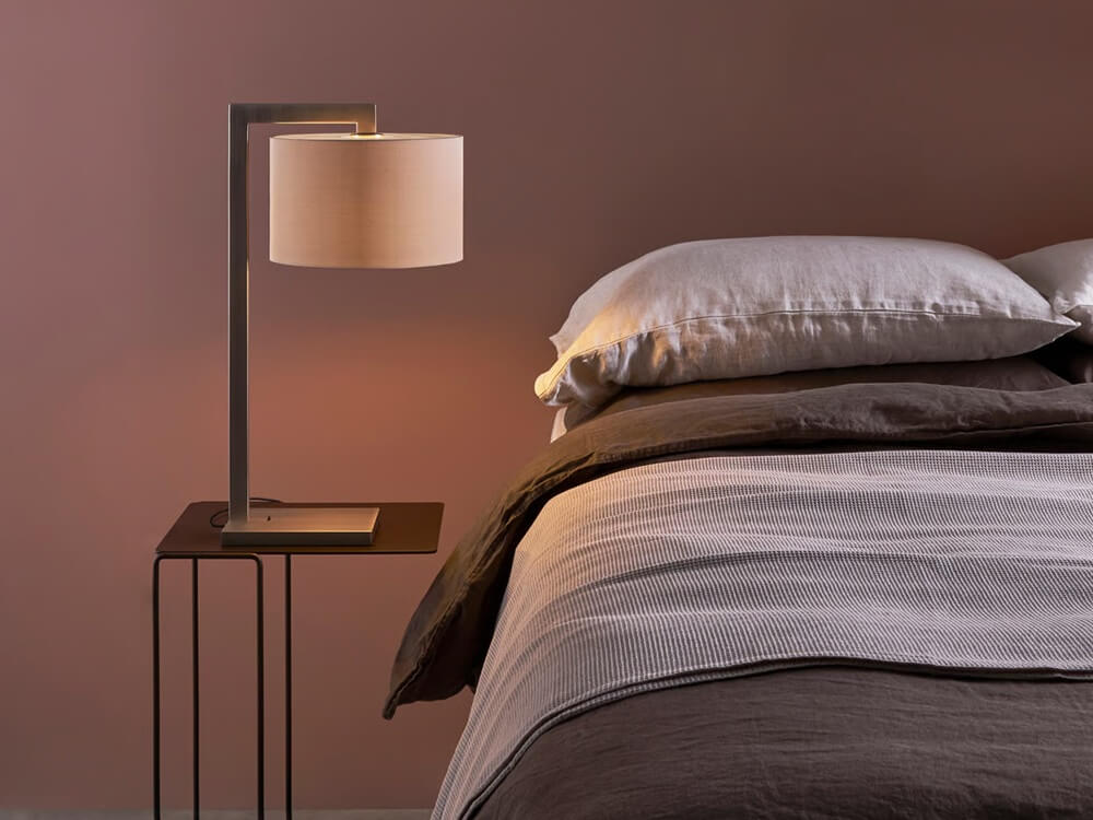 elegancka lampka nocna stołowa z abażurem w sypialni