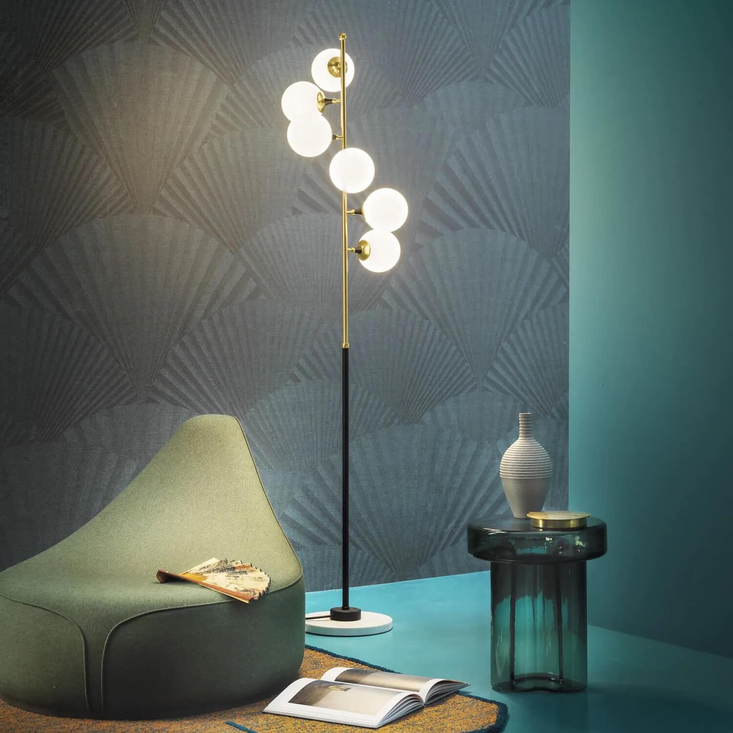 lampa podłogowa stojąca z białymi, opalowymi kulami