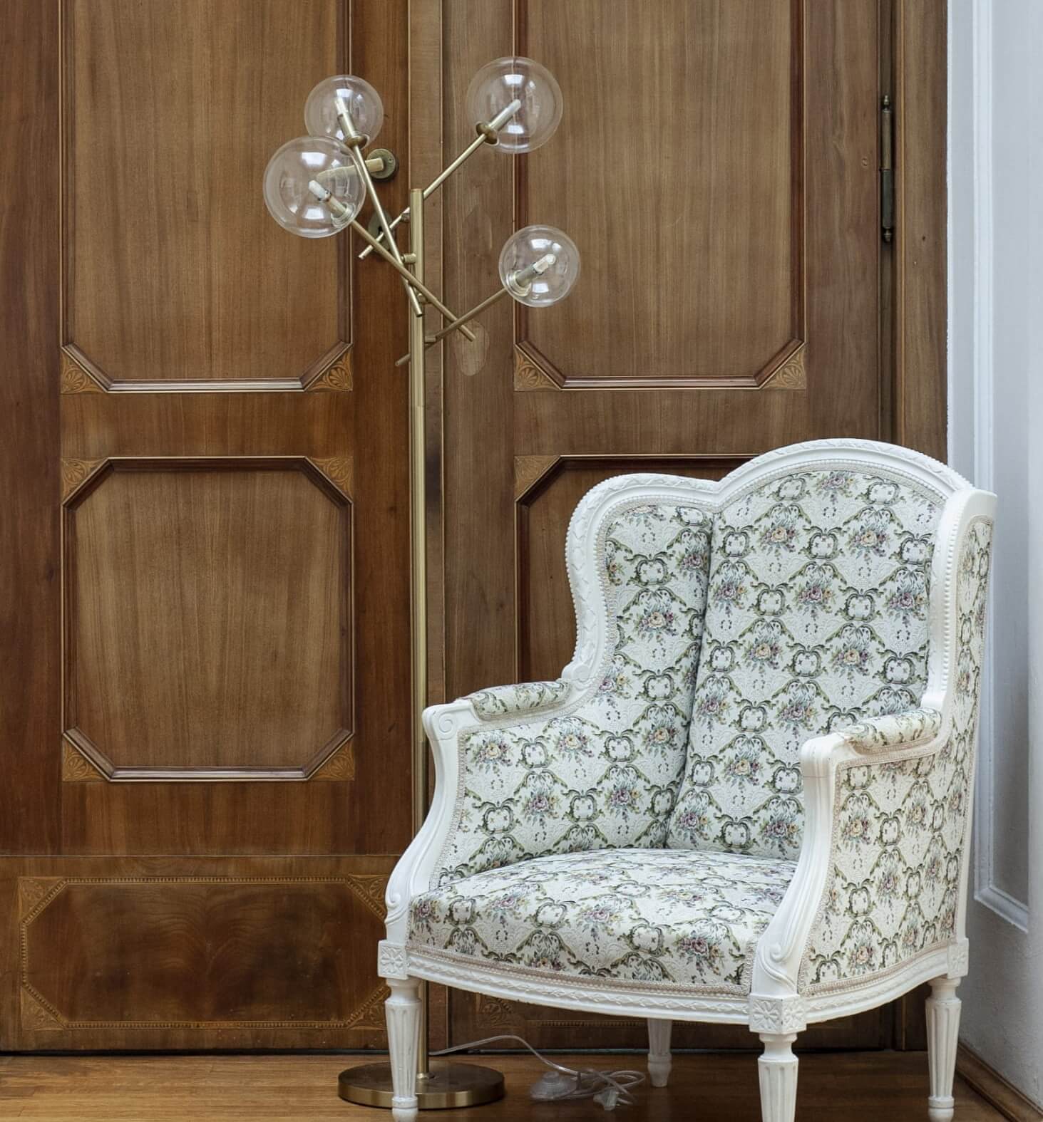 lampa podłogowa z przeźroczystymi kulami