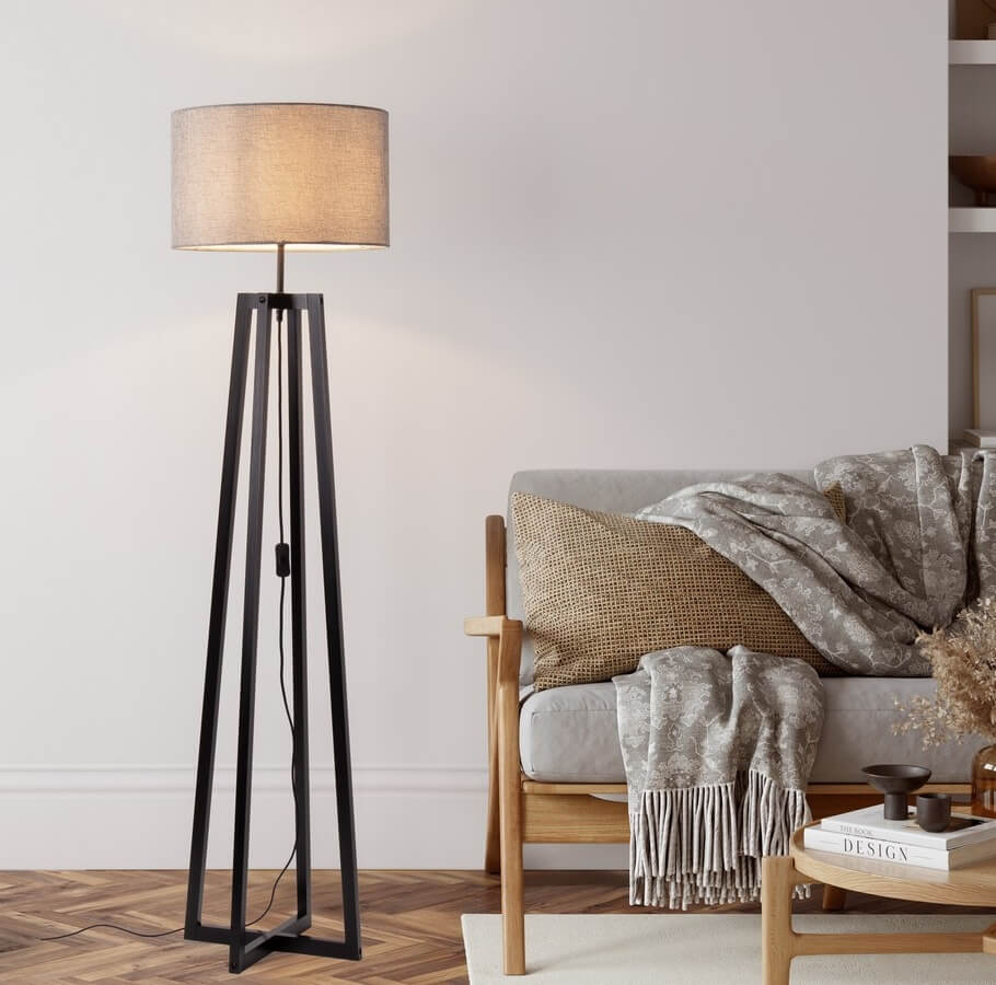 lampa podłogowa stojąca na nogach z abażurem