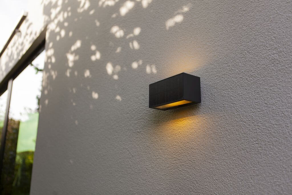 A solar wall light on the balcony creates a cosy atmosphere in the evening.