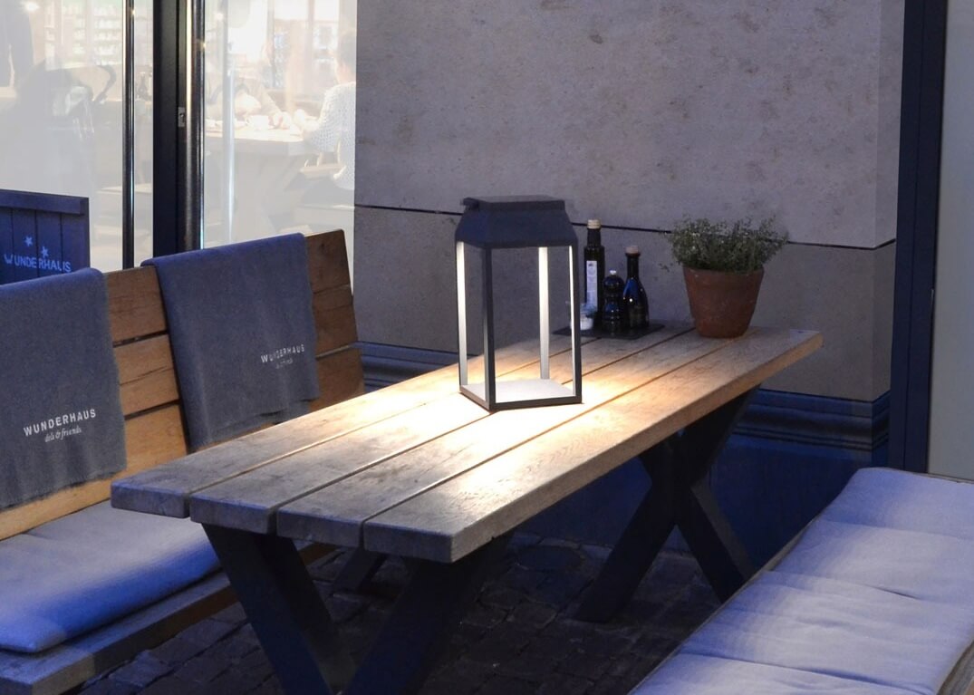 lampa solarna LED na stół na taras i do altany