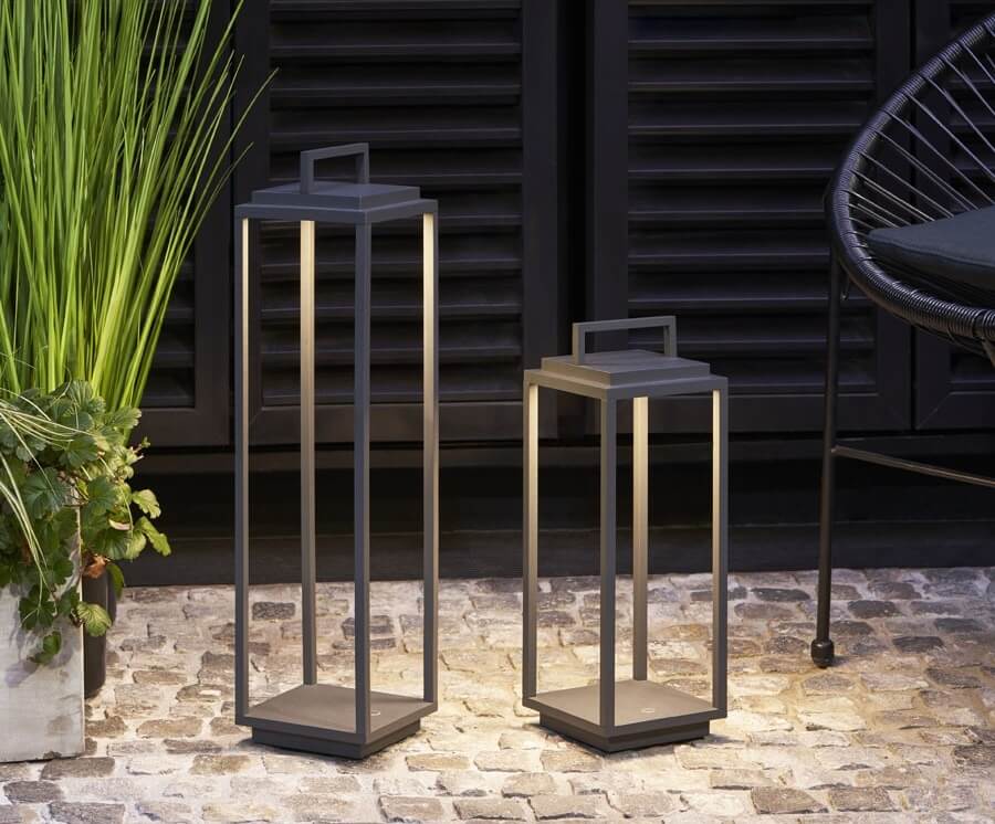 lampa solarna stojąca na tarasie zapewni wieczorny klimat