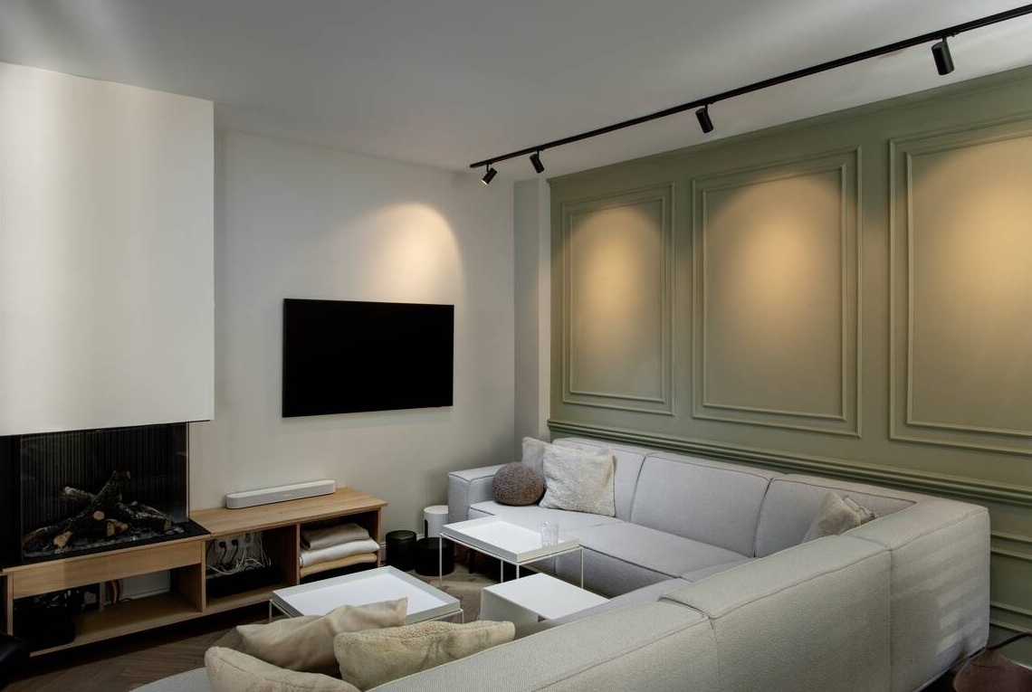 czarne szyny i reflektory 1-fazowe w salonie