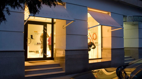 Lighting for shop and exhibition windows
