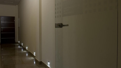 Dyskretne oświetlenie schodowe i korytarzowe - lampki LED