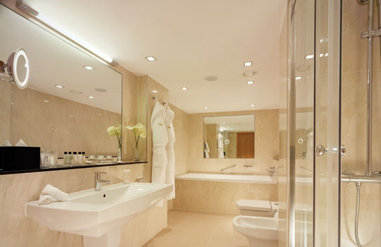 Correct mirror lighting in the bathroom Correct mirror lighting in the bathroom