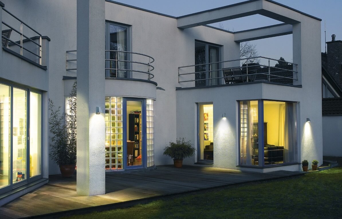 Facade lighting with external wall lamps